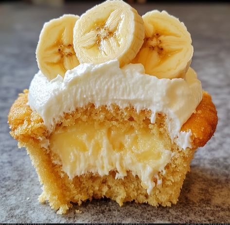 The Delicious World of Banana Cream Pie Cupcakes 🍌🧁 - Crafty Home Creators Banana Cream Pie Cupcakes, Cream Pie Cupcakes, Pineapple Soft Serve, Pie Cupcakes, Eat Cupcakes, Banana Cupcakes, Banana Dessert, Baked Vegetables, Banana Cream Pie