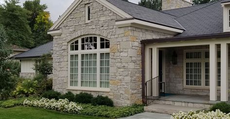 Get inspired by the perfect custom Ashlar & Castle Rock stone veneer blend for the facade of this siding & stone home. Buy stone veneer best experiences! Exterior House Stone, Exterior Cladding Options, Buechel Stone, Ashlar Pattern, Stone Veneer Siding, Exterior Materials, Stone Exterior Houses, Brick Cladding, Vertical Siding