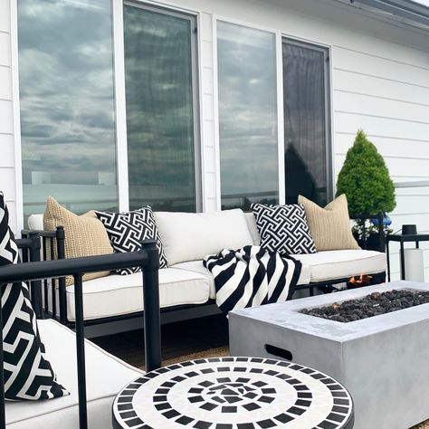 Front Porch Ideas Black And White, Black And Grey Patio Ideas, Black White Patio Ideas, Black White Patio Decor, Outdoor Patio Ideas Black And White, Black And White Outdoor Furniture, Black And White Deck Decor, Black White Patio Furniture, Patio Black And White