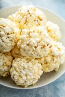 Quick Recipes | Easy and Tasty Dishes Made in Under 30 Minutes Marshmallow Popcorn Balls, No Bake Cheesecakes, Buttery Popcorn, Popcorn Balls Recipe, Marshmallow Popcorn, How To Make Marshmallows, Popcorn Balls, Marshmallow Treats, Rice Krispy