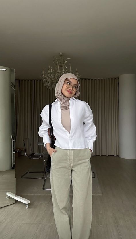 Outfit Kemeja Putih, Casual Minimalist Outfit, Tutorial Hijab Pashmina, Outfit Hijab Casual, Simple Style Outfits, Hijab Look, Street Hijab Fashion, Girls Dress Outfits, Muslim Outfits Casual