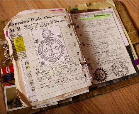 John Winchester Journal, Paranormal Aesthetic, Supernatural Drawings, Supernatural Books, John Winchester, Grimoire Book, Commonplace Book, Odaiba, Journal Aesthetic