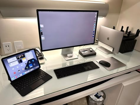 Apple Studio Display Setup, Studio Display Setup, Apple Studio Display, Ipad Desk, Aesthetic Tech, Studio Display, Apple Aesthetic, Apple Desktop, Home Office Set Up