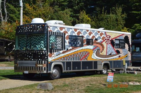 Another crazy RV paint job. Wow! Exterior Rv Paint Ideas, Small Camper Paint Jobs, Rv Painting Exterior, Bus Exterior Paint Ideas, Class C Rv Paint Job, School Bus Paint Job, Van Paint Jobs, Cool Van Paint Jobs, Rv Exterior Paint