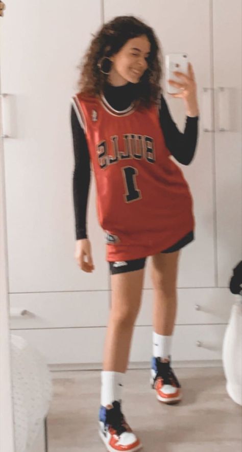 Basketball Tshirt Outfit Women, Nba Shirt Outfit Women, Girls In Basketball Jerseys Outfits, Basketball Dress Outfit, Basketball Shirt Outfit Women, How To Style Basketball Shorts Women, 90s Basketball Jersey Outfit, Style Basketball Jersey Women, Styling Basketball Jerseys