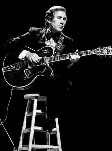 Chet Atkins Chet Atkins, Best Guitar Players, Bluegrass Music, Best Guitarist, Jazz Artists, Guitar Players, Rock Guitar, Modern Music, Country Music Stars