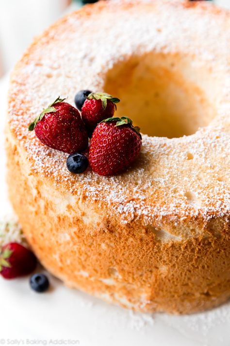 Ultra delicate and light angel food cake made from only 6 ingredients including egg whites, cake flour, sugar, cream of tartar, salt, and vanilla extract. Perfect angel food cake recipe on sallysbakingaddiction.com Fat Cakes Recipe, Low Fat Cake, Angel Food Cupcakes, Sallys Baking, Angel Food Cake Pan, Only Angel, Nursing Cake, Angel Food Cake Mix Recipes, Sally's Baking