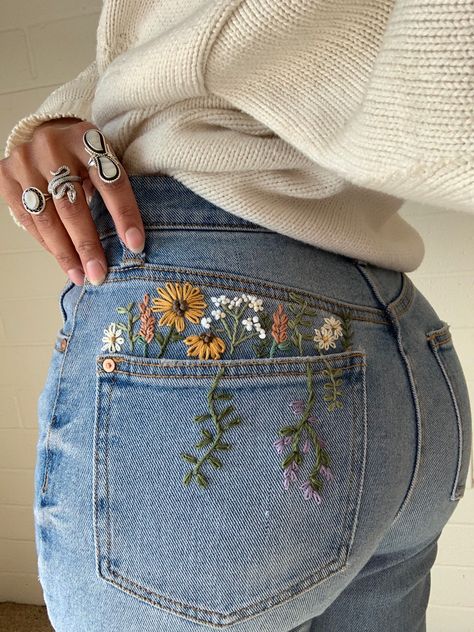 Logo Woman, Embroidery Jeans Diy, Clothes Embroidery Diy, Haine Diy, Denim Embroidery, Mode Hippie, Diy Vetement, Hand Embroidery Projects, Pola Sulam