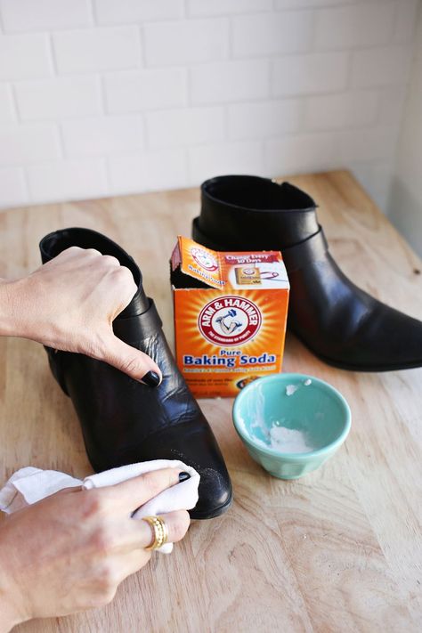 How To Clean Leather Boots, Cleaning Leather, Homemade Toilet Cleaner, Clean Baking Pans, Cleaning Painted Walls, Glass Cooktop, Deep Cleaning Tips, A Beautiful Mess, Dirty Dishes