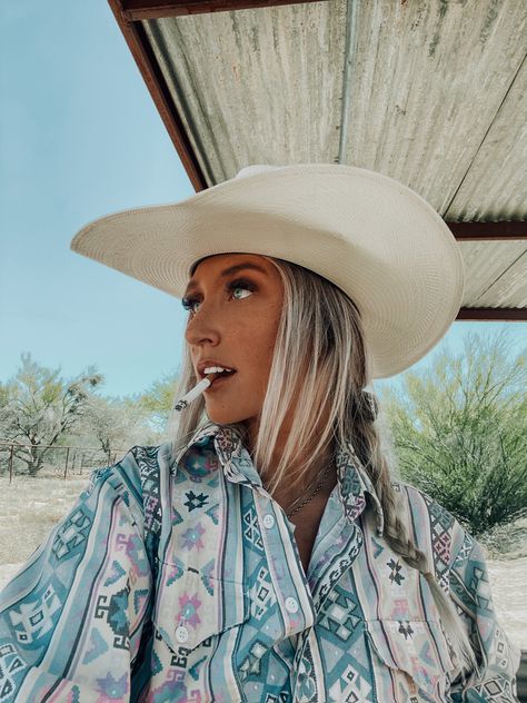 Cowgirls With Short Hair, Hat Hairstyles Short Hair, Stockshow Outfits, Cool It Cowboy, Rodeo Fits, Cowgirl Hair, Country Girl Aesthetic, Western Aesthetics, Western Winter