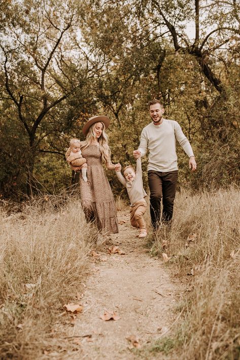 Fall Family Photo Location Ideas, Fall Pasture Family Pictures, Fall Nature Family Pictures, Family In Field Photography, Family Photos Mountains Fall, Family Photo Poses Desert, Cute Fall Photoshoot Ideas Family, Family Of 4 Photo Ideas Fall, Fall Family Of 5 Photoshoot