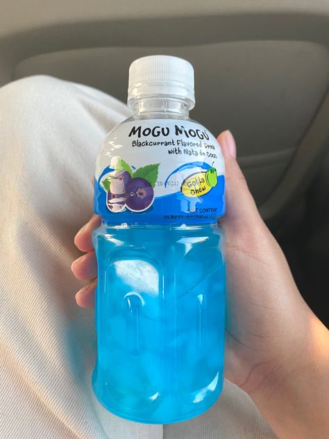 vibrant blue mogo mogu black currant flavor juice in hand Asian Beverages, Mogu Mogu Aesthetic, Mogu Mogu Drink, Mogu Mogu, Berry Drinks, Asian Snacks, Blue Berry, Cute Snacks, Blue Food