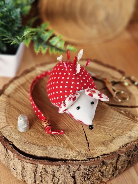 Pincushions To Make, Pincushion Diy, Stuffed Toy Pattern, Stuffed Animal Diy, Toy Sewing Patterns, Dog Sewing, Pin Cushions Patterns, Paper Sewing, Toy Sewing