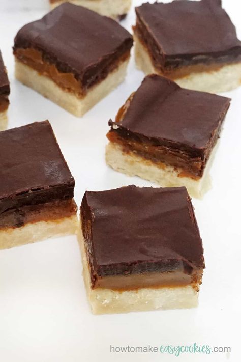 Millionaire Shortbread Recipe Easy, Millioner Shortbread, Raspberry Cookie Bars, Millionaire Shortbread Brownie Bars, Shortbread Desserts, Liam’s Millionaire Shortbread, Peanut Butter Twix, Best Cookie Recipe, Millionaire Shortbread Recipe