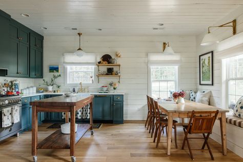 Inside a Scottish-Style Farmhouse in Tennessee with Designer Hannah Crowell - Chairish Blog Scottish Interiors, Turquoise Cabinets, Scottish Homes, Earthy Home, Farmhouse Kitchen Island, Scottish Fashion, European Home Decor, Prop Stylist, Farmhouse Dining