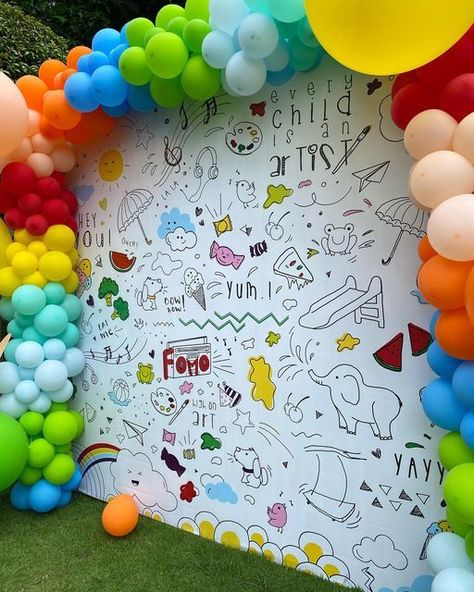 Art Birthday Party Backdrop, Drawing Theme Birthday Party, Doodle Party Decoration, Little Artist Birthday Party, Art Birthday Decorations, Art Studio Birthday Party, Art Party Decorations Ideas, Cartoon Party Ideas, Art Party Balloon Garland