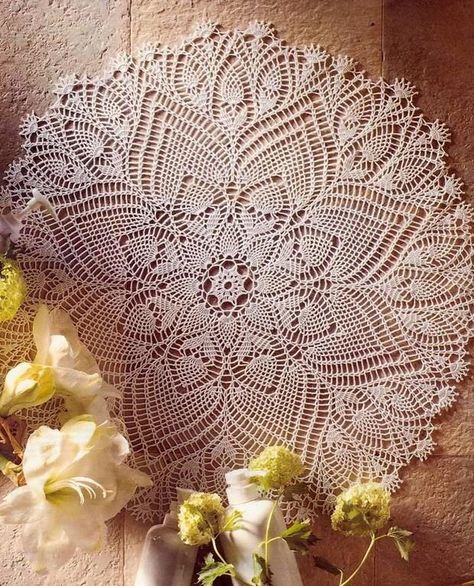 Crochet Art: Crochet Pattern Of Beautiful Lace Doily Crotchet Edges, Crochet Napkins, Motif Mandala Crochet, Pineapple Doily, Doily Art, Crochet Pineapple, Crocheted Doilies, Crochet Tablecloth Pattern, Irish Crochet Dress