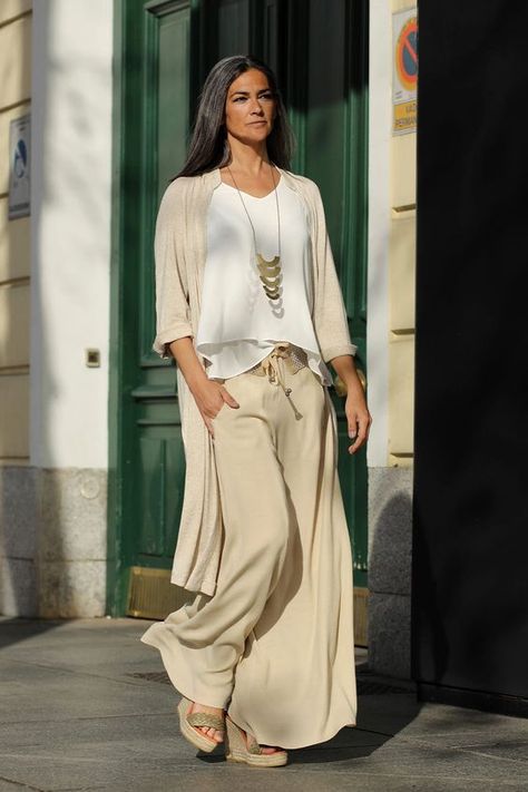 Elisa & Eduardo Rivera Hijab Boho Style, Hippie Elegante Boho Style, Boho Glamping, Stile Hippie Chic, Hippie Elegante, Look Boho Chic, Moda Hippie, Beige Pants, Boho Chic Outfits