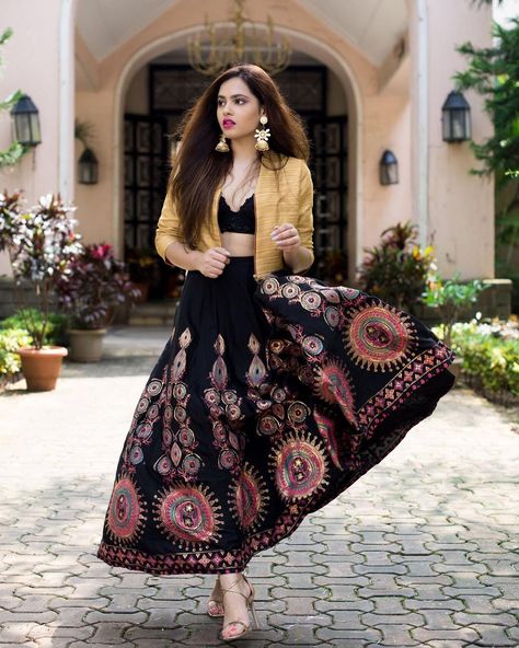 Eastern Western Fusion Dress, Rajput Baisa, Indian Jackets, Global Desi, Lehnga Dress, Indian Designer Outfits, Lehenga Designs, Indian Attire, Desi Fashion