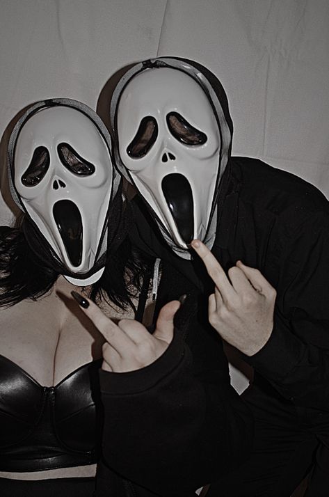 #goth #gothgirl #ghostface #scream #halloween #coupleportrait #couplehalloweencostumes #halloweencostume Ghostface Couple Pics, Ghostface Couple Photoshoot, Ghost Face Couple Photos, Belladonna Aesthetic, Female Ghostface Costume, Ghostface Couple, Female Ghostface, Ghostface Costume, Scary Couples Halloween Costumes