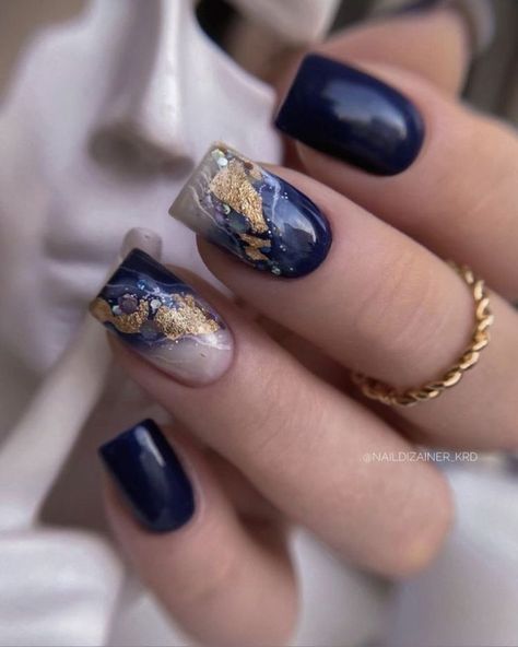 Acrylic Nails Navy Blue And Gold, Blue Marble Nails With Gold Flakes, Navy Blue Nails With Design, Navy Blue Nails With Gold, Navy And Gold Nails, Navy Blue Nail Art, Foil Nail Art Designs Ideas, Nail Art Navy, Navy Nails Design