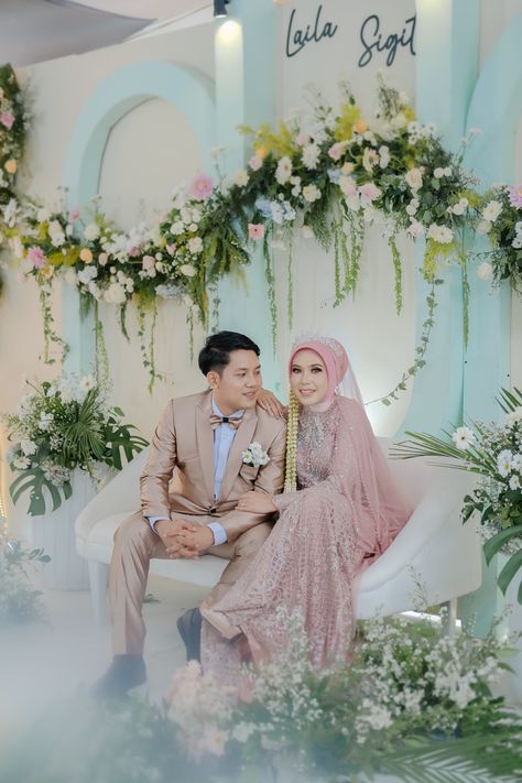 Pose Pengantin Di Pelaminan, Pelamin Pose, Foto Lamaran, Pose Duduk, Pose Pengantin, Pose Wedding, Pose Couple, Wedding Ides, Muslim Wedding Photography