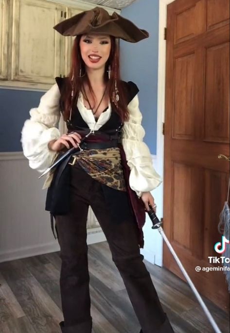 Modest Pirate Costume Women, Fem Pirate Outfit, Homemade Pirate Costume For Women, Pirate Cosplay Female, Pirates Of The Caribbean Costumes, Pirate Aesthetic Female Outfit, Pirates Outfit, Eve Costume, Costume Pirate