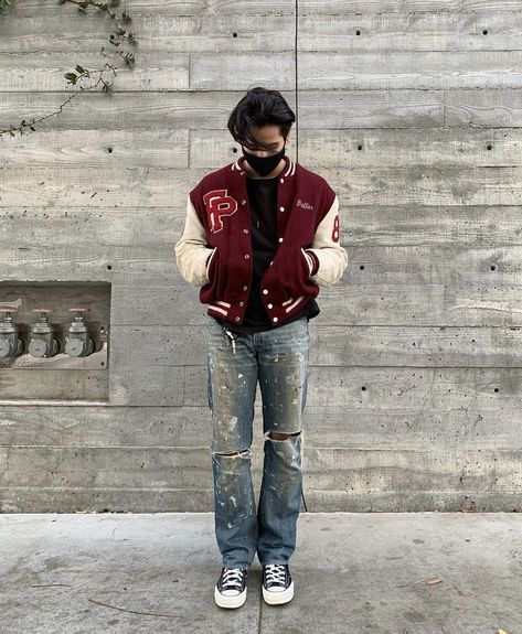 Burgundy Outfit Men Street Styles, Men Burgundy Outfit, University Jacket Outfit, Vintage Outfits 80s Men, Guy Street Wear, Converse Men Outfit, Burgundy 5s, Chucks Outfit, Casual Look For Men