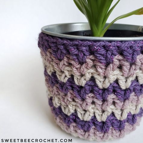 V Stitch Plant Pot Cozy - Free Crochet Pattern - Sweet Bee Crochet Plant Cozy Crochet, Crochet Pot Cover, Crochet Plant Pot Cover, Crochet Planter Cover, Crochet Plant Pot, Planter Cover, Bee Crochet, Crochet Pot, Indoor Plant Wall