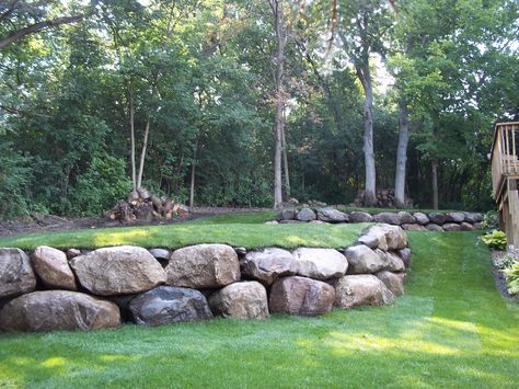 Boulder Retaining Wall, Mailbox Landscaping, Mulch Landscaping, Small Yards, Sloped Backyard, Landscaping With Boulders, Landscaping Retaining Walls, Easy Landscaping, Rock Wall