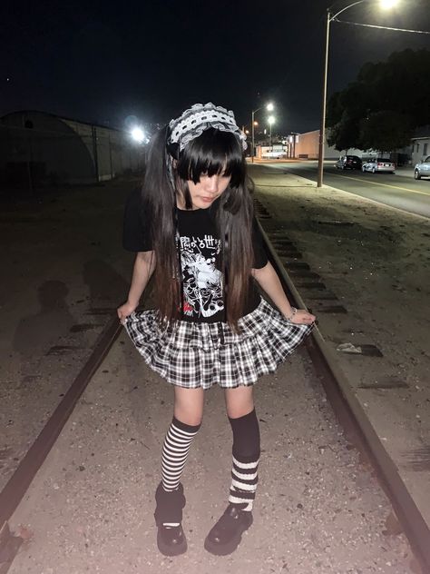 2020 Alt Tiktok, Mallgoth Aesthetic, Mall Goth Outfits, Y2k Mall Goth, Dark Music, Outfit Reference, Concert Ideas, Red Era, Romantic Goth