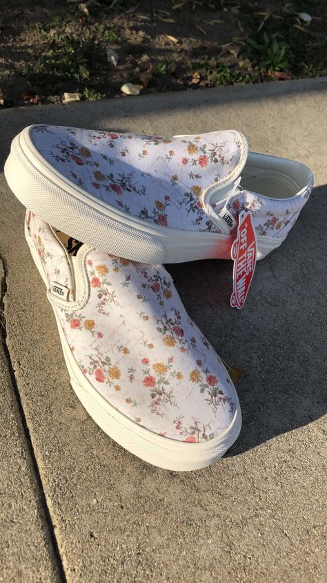 #vans #Floral(Vintage) #slipon Floral Vans Outfit, Vans Floral Shoes, Weddings Shoes, Vans Collection, Vans Floral, Hippie Shoes, Baby Vans, Floral Vans, Vans Outfit