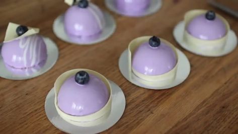 How to make Blueberry Mousse Cake Blueberry Mousse Cake, Blueberry Mousse, Mini Mousse, Blueberry Jelly, Cake Book, Almond Biscuits, Mousse Cake Recipe, Pastry Cook, Lemon Mousse