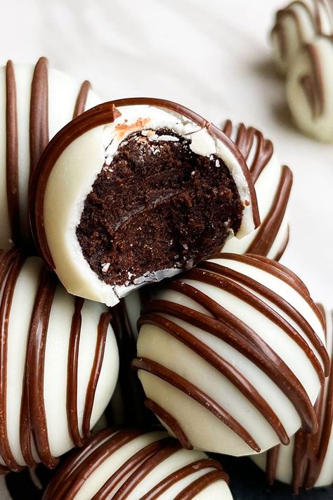 Chocolate Rum Balls {No Bake} - CakeWhiz Rum Balls No Bake, Chocolate Rum Balls, Choco Balls, Rum Balls Recipe, Oreo Dessert Easy, Christmas Candy Homemade, Cake Ball Recipes, Melted White Chocolate, Wine Boutique