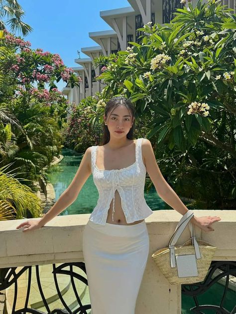 Summer Bali Outfit, Neautral Clothing, Outfit Coat, Satin Skirt Outfit, Siargao, Trendy Fashion Outfits, Going Out Outfits, Pinterest Girls, Casual Style Outfits