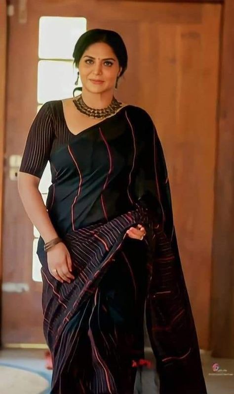 Asha Sarath, South Indian Saree, Trisha Photos, Cute White Dress, South Indian Sarees, Hot Poses, Malayalam Actress, Indian Saree, Beautiful Women Over 40