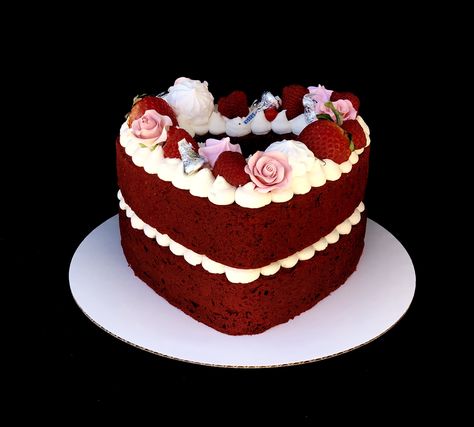 Naked heart cake Naked Heart Cake, Heart Cake With Strawberries, Mini Heart Cakes Valentine's Day, Desserts Valentines Day, Heart Cake Birthday, Cake Valentine, Valentines Cakes, Heart Cake Design, Valentines Cake