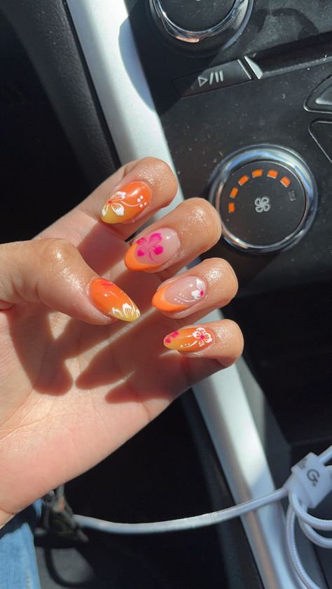 Beach Flower Nail Designs, Gold Hibiscus Nails, Coconut Girl Nails Short, Bahama Nails Beach, Pink Hawaii Nails, Hawaii Theme Nails, Island Girl Nails, Acrylic Nail Designs Summer 2024, Nail Inspo Tropical