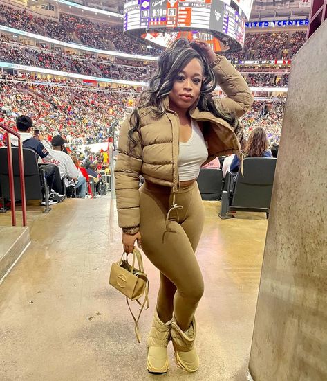 Yezzy Boots Outfits Girl, Coach Boots Outfit, Yeezy Foams Outfit, Timberland Boots Outfit Fall, Chill Party Outfits, Yeezy Boots Outfit, Winter Outfits Black, Black Boots Outfit, Winter Boots Outfits