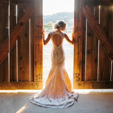 Stunning back of this dress, great photo idea! Country Chic Wedding Dress, Country Style Wedding Dresses, Wedding Fotos, Rustic Wedding Photography, Country Style Wedding, Bridal Pictures, Country Chic Wedding, Country Wedding Dresses, Rustic Barn Wedding