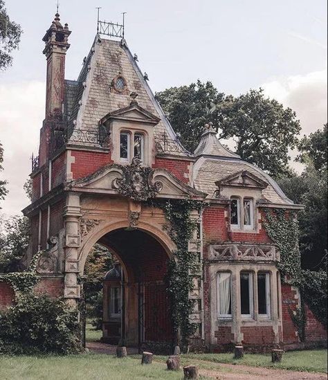 Gate House, Victorian Architecture, Gothic House, House Goals, Abandoned Houses, Pretty House, Beautiful Architecture, Beautiful Buildings, Abandoned Places