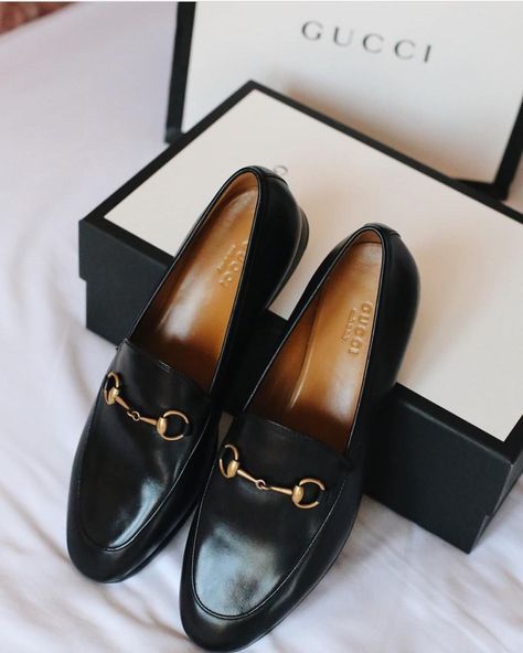 Gucci Loafers Women, Loafers Outfit, Tokyo Street Fashion, Gucci Loafers, Shoes Photography, Kinds Of Shoes, Shoes Baby, Vans Authentic, Gucci Shoes