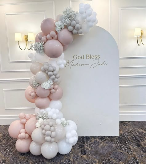 mamapoppins instagram Baby Girl Balloon Arch, Girl Christening Decorations, Baby Dedication Party, Christening Balloons, Christening Decorations, First Communion Decorations, Bridal Shower Balloons, Deco Champetre, Communion Decorations