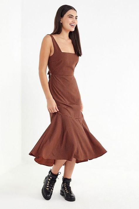 15 Fall Midi Dresses So Cute, You'll Have to Stop Yourself From Wearing Them Every Day Fall Midi, Midi Dress Fall, Chic Leather, Urban Dresses, Everyday Dresses, Pair Of Pants, Womens Fall, Midi Dresses, Tie Backs