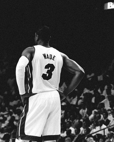 Dwayne Wade Aesthetic, Dwayne Wade Wallpaper, Nba Black And White, Dark Nba Wallpaper, Dwyane Wade Wallpaper, Dwayne Wayne A Different World, Nba Iconic Photos Wallpaper, Nba Wallpapers Kevin Durant, Anchor Wallpaper