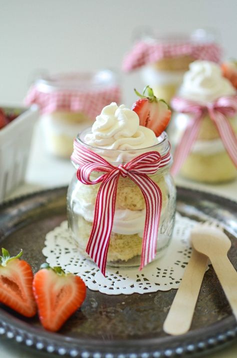 Three Milk Cake, Treats To Sell, Desserts In A Jar, Jar Cake, Cake Jars, Food Photography Dessert, Eggless Cookies, Cupcake In A Jar, Bridal Shower Desserts