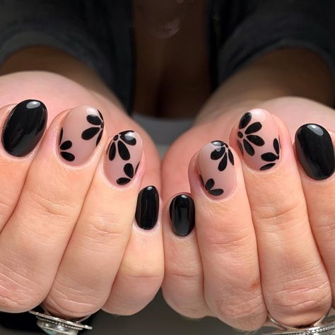 Rounded Nail Ideas, Short Rounded Nails, Short Black Nail Designs, Rounded Nails, Round Nail Designs, Short Round Nails, Black Gel Nails, Short Square Nails, Pretty Nail Art Designs