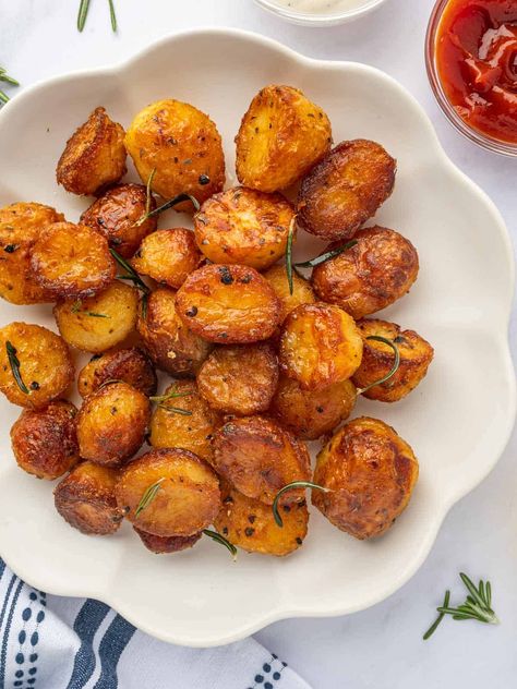 Crispy Roasted Baby Potatoes Crispy New Potatoes, Crispy Baby Potatoes In Oven, Crispy Baby Potatoes, Baked Baby Potatoes, Crispy Roasted Potatoes, Brunch Appetizers, Roasted Baby Potatoes, Yukon Potatoes, Crock Pot Potatoes