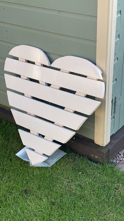 Valentines Day Pallet Ideas, Valentine Pallet Ideas, Wooden Hearts Crafts Ideas Valentines, Heart Wooden Wreath, Pallet Hearts Wooden, Heart Shaped Wood Signs, Valentines Outdoor Decorations, Pallet Heart, Rustic Hearts Wood