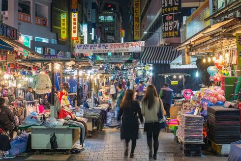 10 Things to Do in Seoul, Korea for First Time Visitors Myeongdong Shopping, Namdaemun Market, Seoraksan National Park, Seoul Night, Things To Do In Seoul, Korea Street, Seoul Street, Bukchon Hanok Village, Chuncheon